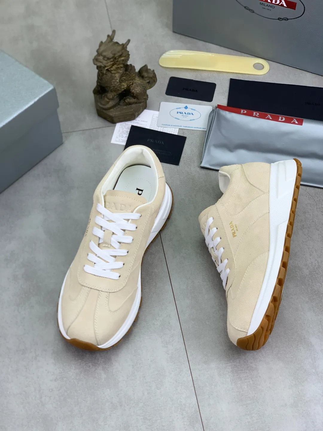 Men's Men's Shoes 💰P560 💰【New Style】 The latest model of high-quality PRADA classic men's shoes has been launched on the official website at a 1:1 replica, synchronized in Hong Kong and on the same catwalk; all made of calfskin➕imported cowhide lining, 🍡🍡original rubber outsole, non-slip and wear-resistant; comfortable on the feet, attractive style, fine workmanship, and simple and neat shoe lasts, highlighting a man's courage and toughness, 👍size 38 to 44 (45 can be customized) black White color🉑️choose